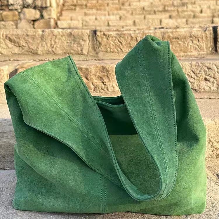 Zelena velurom bucket torba za žene, velika kapaciteta, jednostruki ramenski dizajn, vrhunske kvalitete za svakodnevnu uporabu