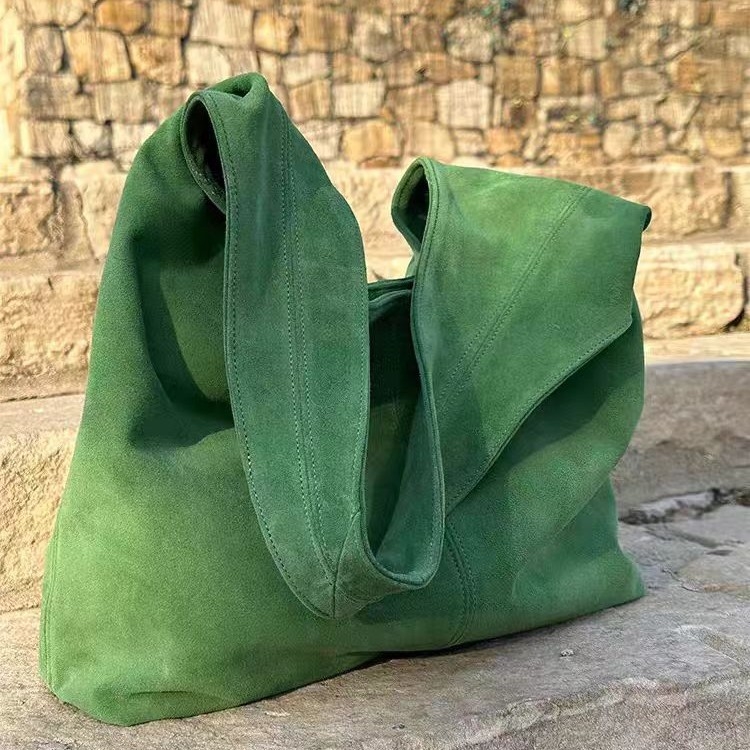 Zelena velurom bucket torba za žene, velika kapaciteta, jednostruki ramenski dizajn, vrhunske kvalitete za svakodnevnu uporabu