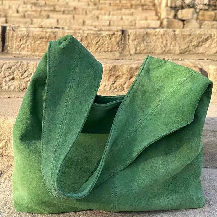Zelena velurom bucket torba za žene, velika kapaciteta, jednostruki ramenski dizajn, vrhunske kvalitete za svakodnevnu uporabu