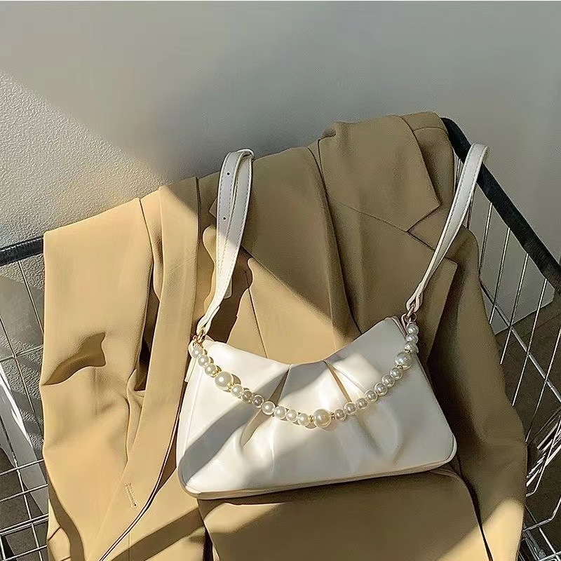 Francuskog stila bijela plisirana torbica s perlovnim lancem, ženska torba — mala torba preko ramena i kroz tijelo
