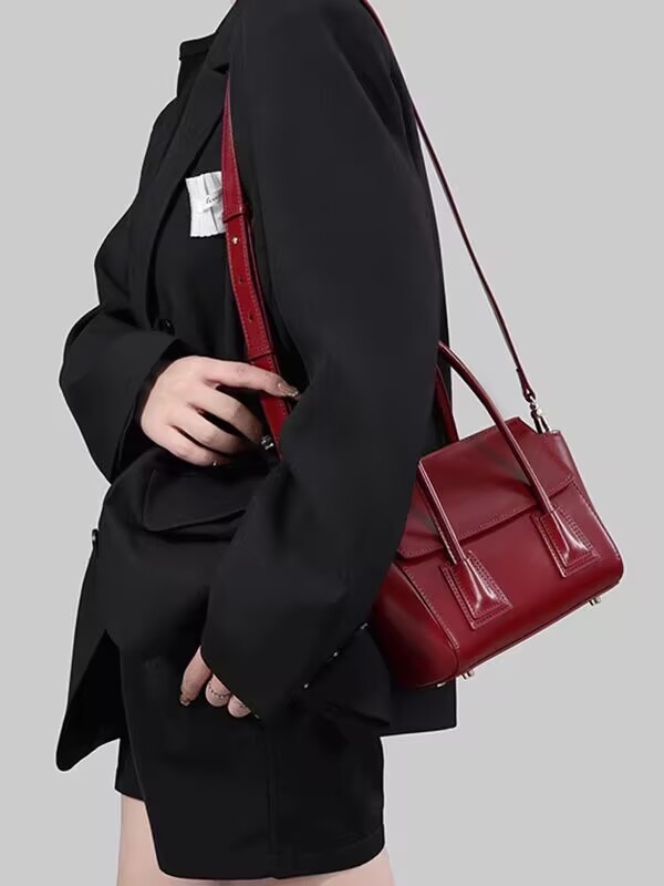 Crvena svadbena torbica za svakodnevnu uporabu, nišn dizajn, lagana luksuzna torbica s oblikom krila, elegantan crossbody i torbica za nošenje u ruci