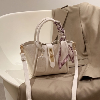 Nišna torbica s oblikom krila, TOGO tekstura, mala crossbody torbica
