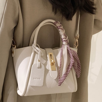 Nišna torbica s oblikom krila, TOGO tekstura, mala crossbody torbica