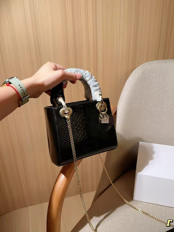 Ženska torbica od prave kože s uzorkom zmijske kože, srednje veličine, preko ramena ili crossbody, proljeće 2025
