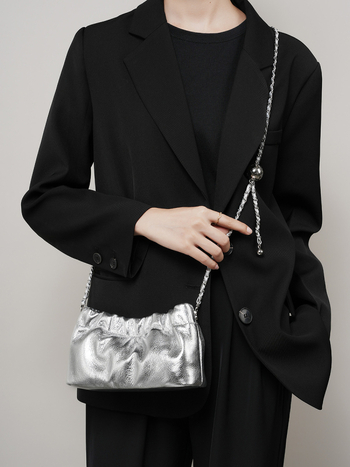 2026 modna ženska torbica za rame s visokim dojmom kvalitete, cloud-pleated dizajn od prvoklasne bikovske kože, mala crossbody torba s zlatnim kugličnim lancem