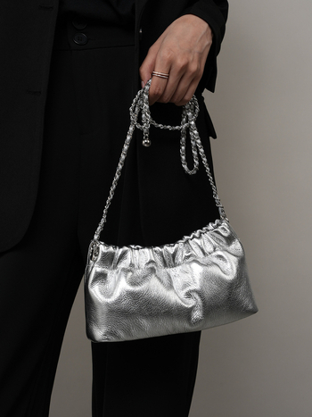 2026 modna ženska torbica za rame s visokim dojmom kvalitete, cloud-pleated dizajn od prvoklasne bikovske kože, mala crossbody torba s zlatnim kugličnim lancem
