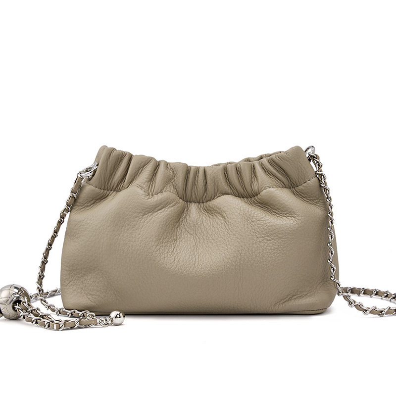 2026 modna ženska torbica za rame s visokim dojmom kvalitete, cloud-pleated dizajn od prvoklasne bikovske kože, mala crossbody torba s zlatnim kugličnim lancem