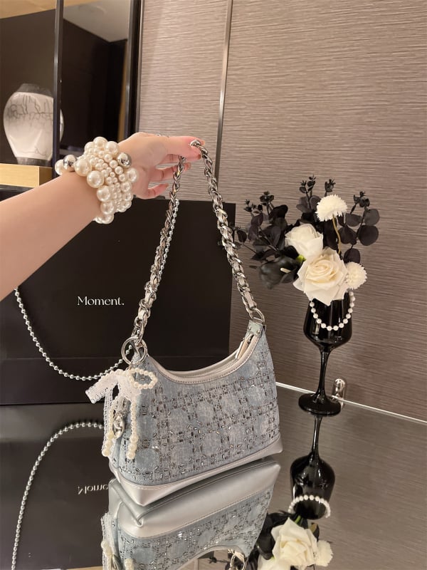 Ženska crossbody torba za svakodnevnu upotrebu, moderna i minimalistička