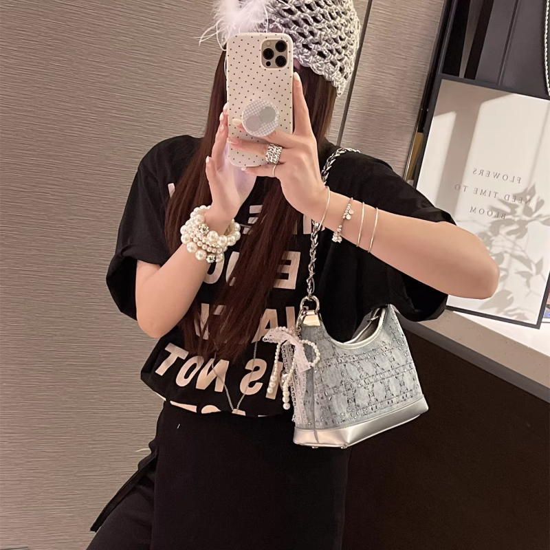 Ženska crossbody torba za svakodnevnu upotrebu, moderna i minimalistička