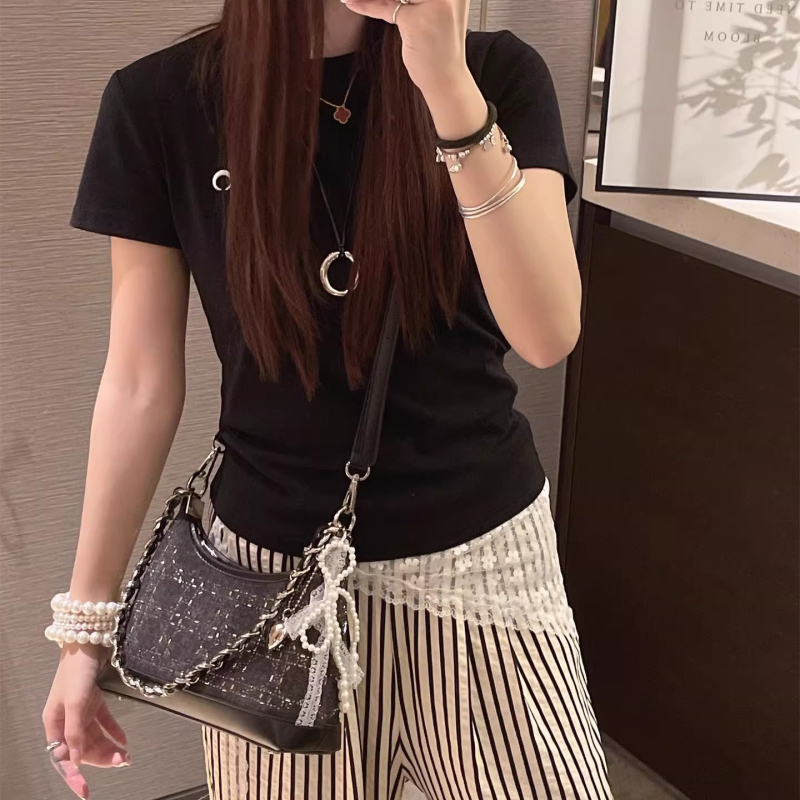 Ženska crossbody torba za svakodnevnu upotrebu, moderna i minimalistička