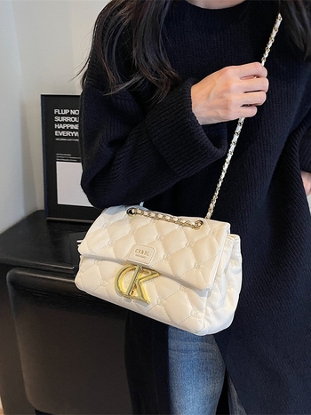 Moderna torbica za rame s prešivanim kvadratićem, lančanim remenom, korejski stil, Chanel nadahnut dizajnom, jedinstven dizajn s slovima