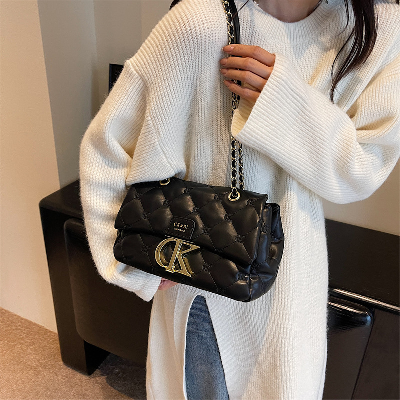 Moderna torbica za rame s prešivanim kvadratićem, lančanim remenom, korejski stil, Chanel nadahnut dizajnom, jedinstven dizajn s slovima