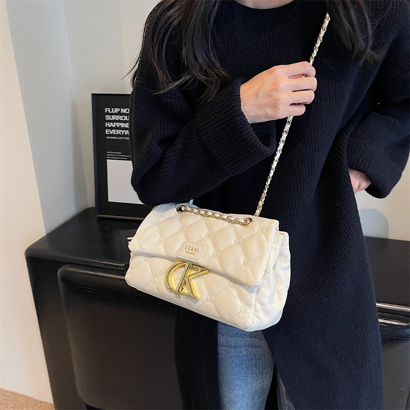 Moderna torbica za rame s prešivanim kvadratićem, lančanim remenom, korejski stil, Chanel nadahnut dizajnom, jedinstven dizajn s slovima