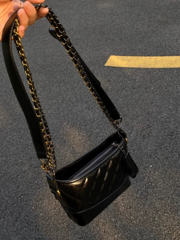 Ženska torbica crna, dijamantno šivana, s lancem preko ramena, retro minimalistički stil