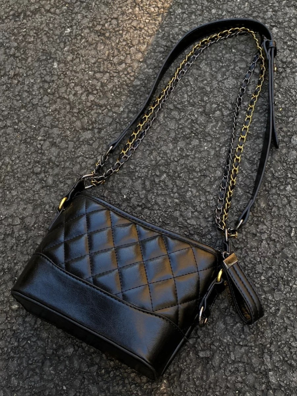 Ženska torbica crna, dijamantno šivana, s lancem preko ramena, retro minimalistički stil