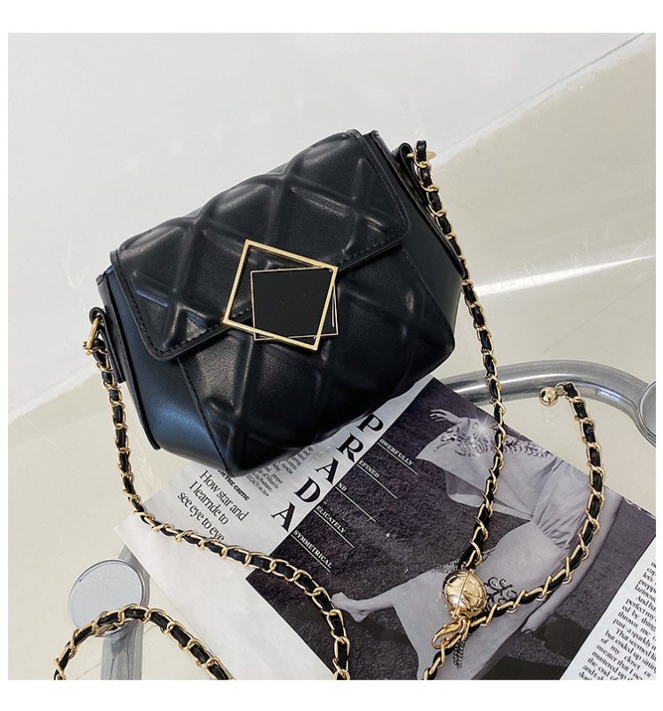 Mala PU crossbody torbica s kviltnim uzorkom i zlatnim kugličnim lancem