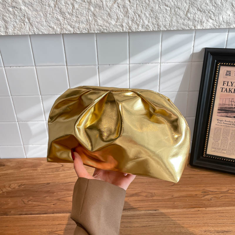 2026 nova ženska clutch torbica s jednobojnom sjajnom teksturom, oblikom oblaka, velikom kapacitetom i plisiranim detaljima