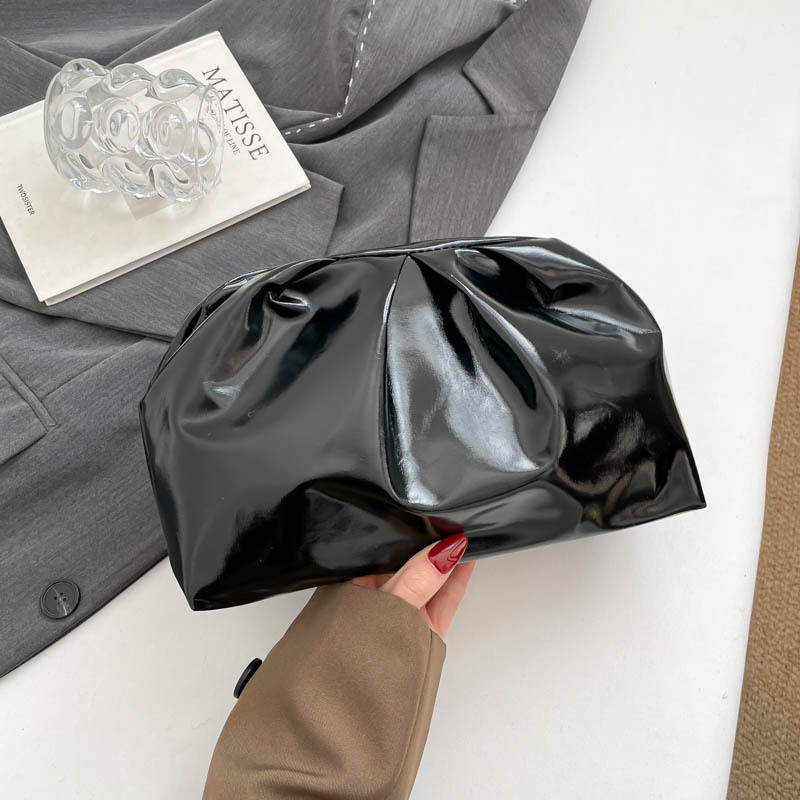 2026 nova ženska clutch torbica s jednobojnom sjajnom teksturom, oblikom oblaka, velikom kapacitetom i plisiranim detaljima