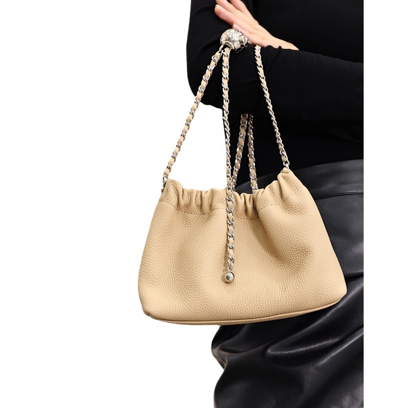 Mala ženska torbica s lancem od zlatnih kuglica, oblacno plisiranje, vrhunska koža, ramena i crossbody traka, lagani luksuz