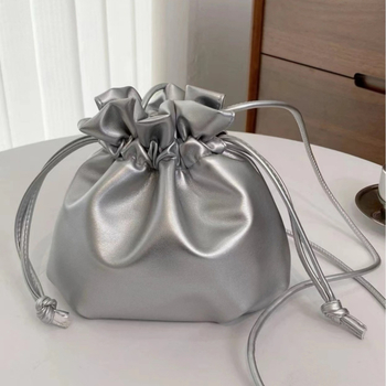 Torba s uzicom u oblaku, mala crossbody bucket torba, PU koža, minimalistički dizajn