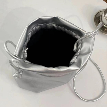 Torba s uzicom u oblaku, mala crossbody bucket torba, PU koža, minimalistički dizajn