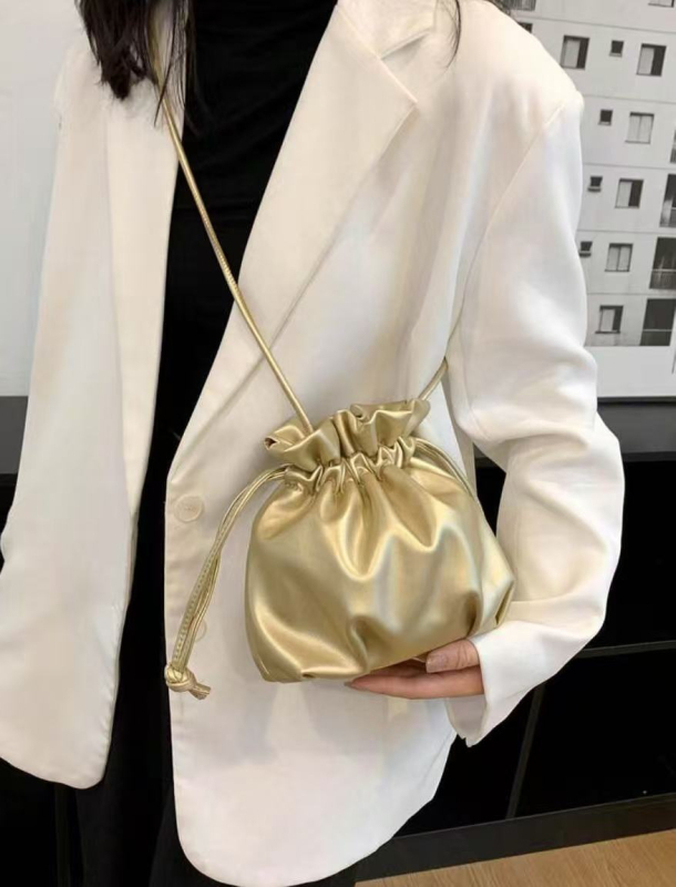 Torba s uzicom u oblaku, mala crossbody bucket torba, PU koža, minimalistički dizajn