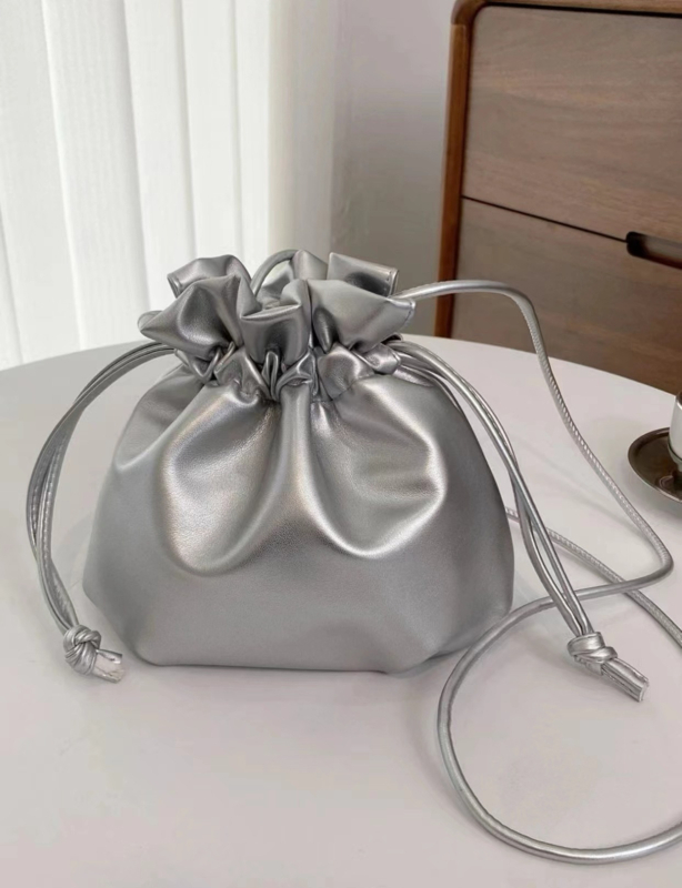 Torba s uzicom u oblaku, mala crossbody bucket torba, PU koža, minimalistički dizajn