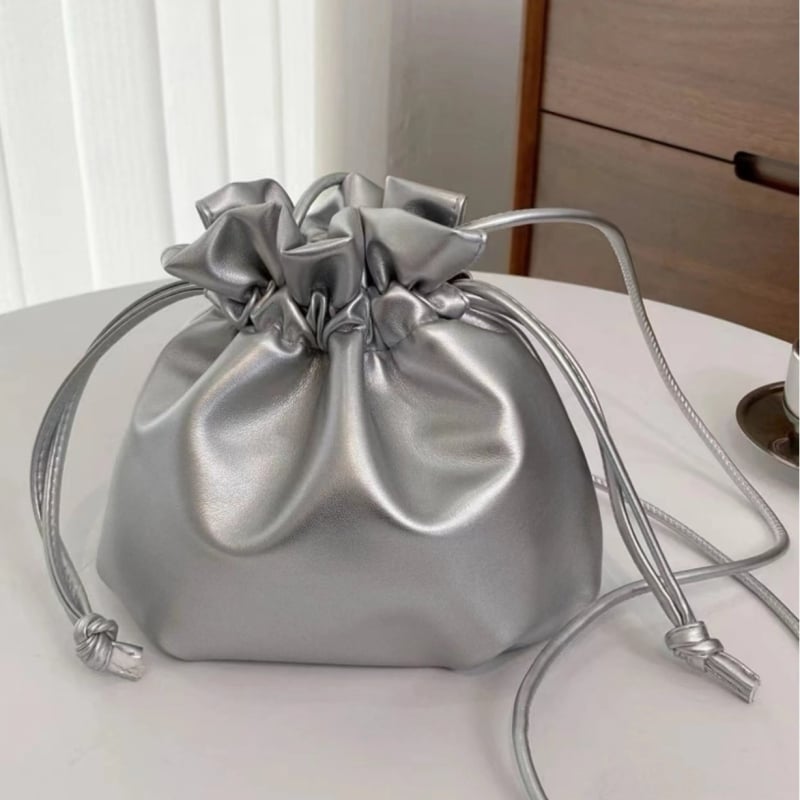 Torba s uzicom u oblaku, mala crossbody bucket torba, PU koža, minimalistički dizajn