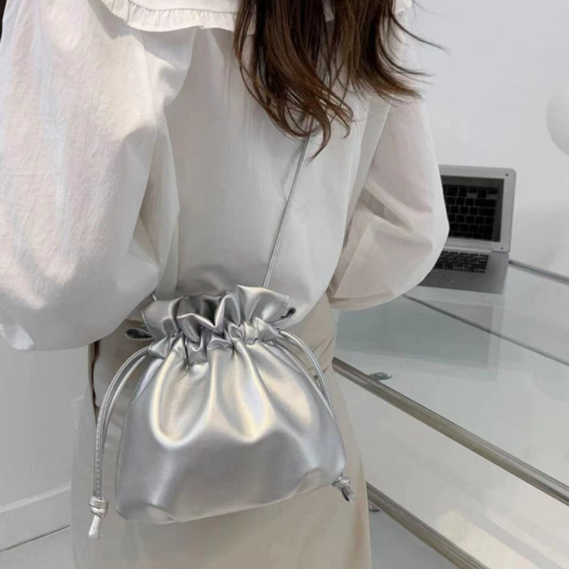 Torba s uzicom u oblaku, mala crossbody bucket torba, PU koža, minimalistički dizajn