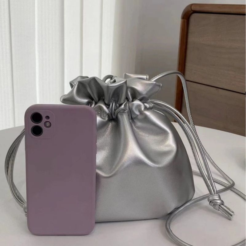 Torba s uzicom u oblaku, mala crossbody bucket torba, PU koža, minimalistički dizajn