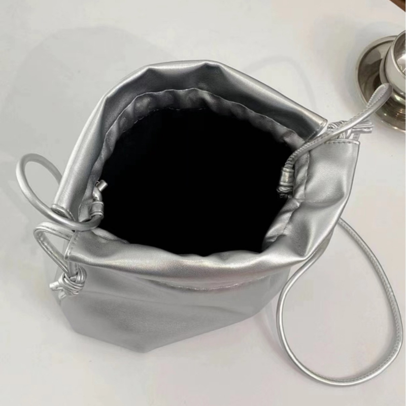 Torba s uzicom u oblaku, mala crossbody bucket torba, PU koža, minimalistički dizajn