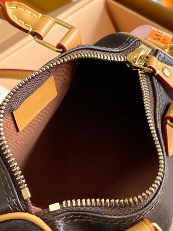 Monogram torbica za ramena i crossbody Boston jastuk oblik, cilindrična koža, mala veličina