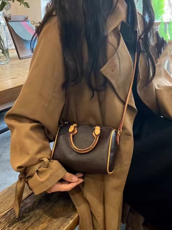 Monogram torbica za ramena i crossbody Boston jastuk oblik, cilindrična koža, mala veličina