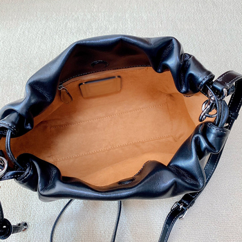 Faye Cloud Bag — ženska torbica od prave kože, mini kvadratnog oblika, s višestrukim načinima nošenja: u ruci, pod pazuhom, preko ramena i crossbody.