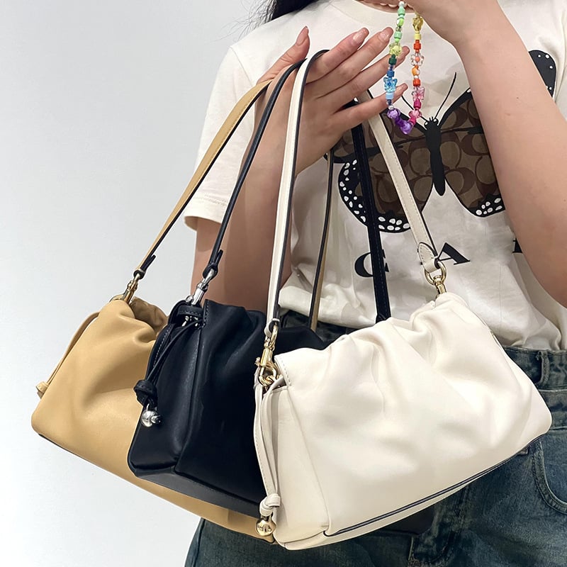 Faye Cloud Bag — ženska torbica od prave kože, mini kvadratnog oblika, s višestrukim načinima nošenja: u ruci, pod pazuhom, preko ramena i crossbody.