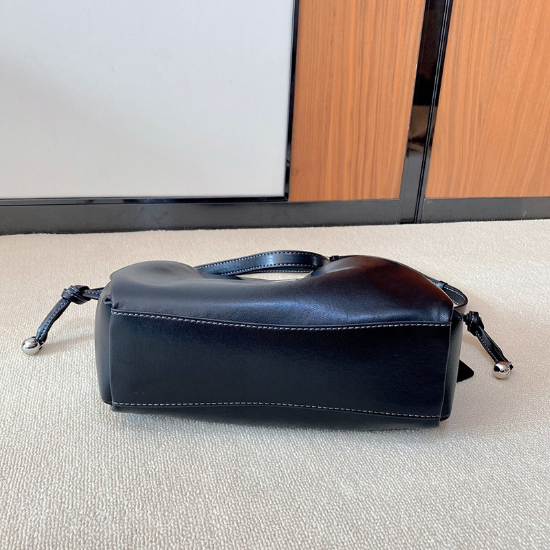 Faye Cloud Bag — ženska torbica od prave kože, mini kvadratnog oblika, s višestrukim načinima nošenja: u ruci, pod pazuhom, preko ramena i crossbody.