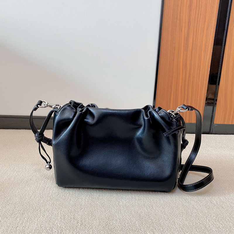 Faye Cloud Bag — ženska torbica od prave kože, mini kvadratnog oblika, s višestrukim načinima nošenja: u ruci, pod pazuhom, preko ramena i crossbody.