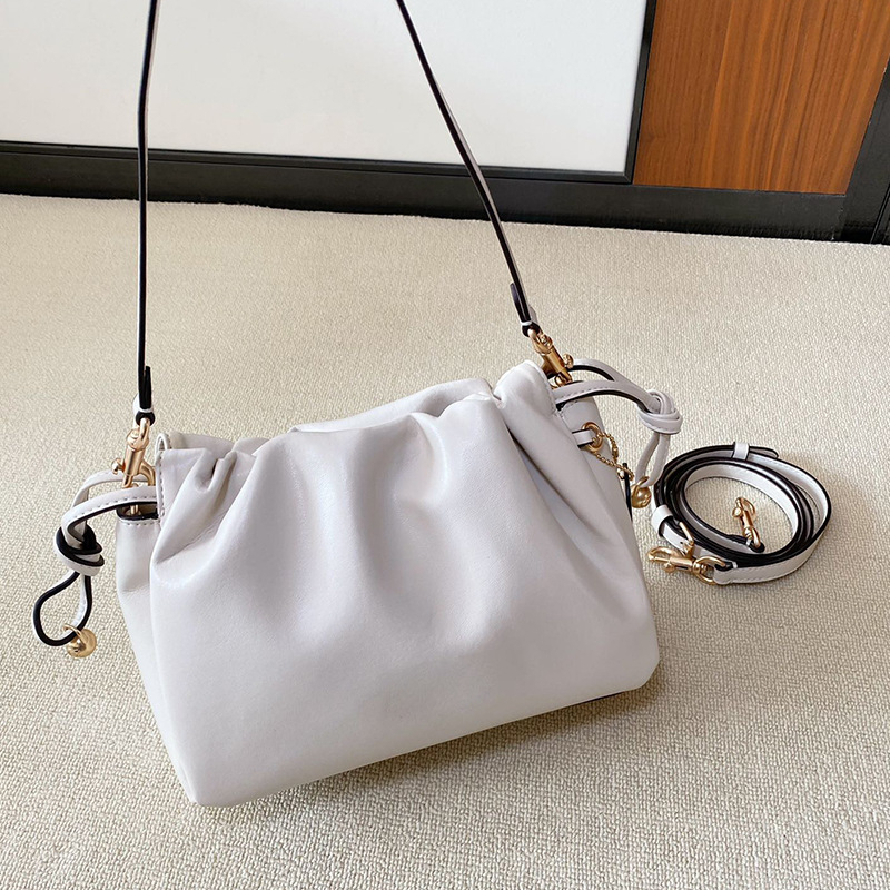 Faye Cloud Bag — ženska torbica od prave kože, mini kvadratnog oblika, s višestrukim načinima nošenja: u ruci, pod pazuhom, preko ramena i crossbody.