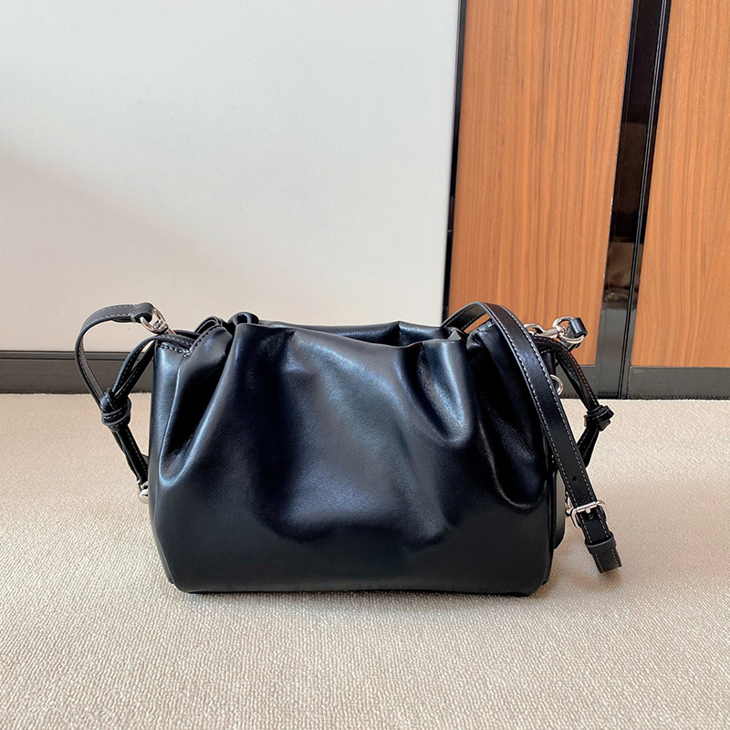 Faye Cloud Bag — ženska torbica od prave kože, mini kvadratnog oblika, s višestrukim načinima nošenja: u ruci, pod pazuhom, preko ramena i crossbody.