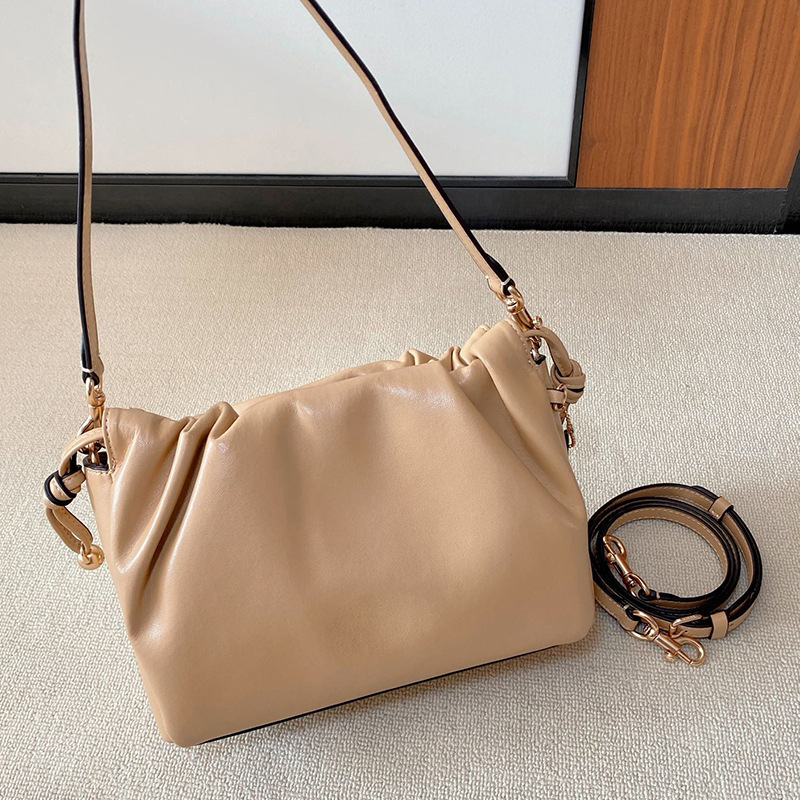 Faye Cloud Bag — ženska torbica od prave kože, mini kvadratnog oblika, s višestrukim načinima nošenja: u ruci, pod pazuhom, preko ramena i crossbody.