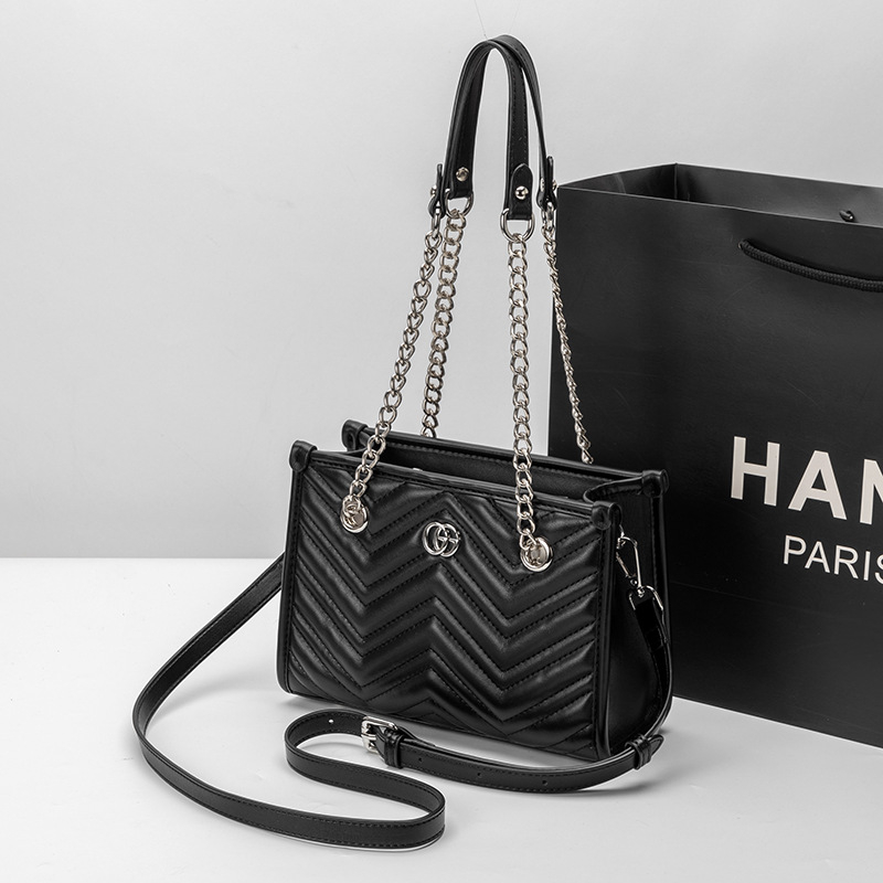 Torba u francuskom stilu, elegantna i svestrana, kvadratnog oblika s velikim kapacitetom za nošenje na ramenu ili preko tijela