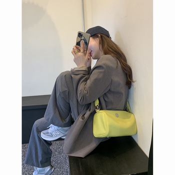 Proljetna 2025: crossbody torba svijetlih boja u Boston cilindričnom stilu, mini veličina, široka naramenica, za žene