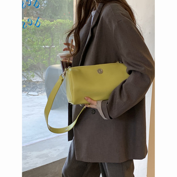 Proljetna 2025: crossbody torba svijetlih boja u Boston cilindričnom stilu, mini veličina, široka naramenica, za žene