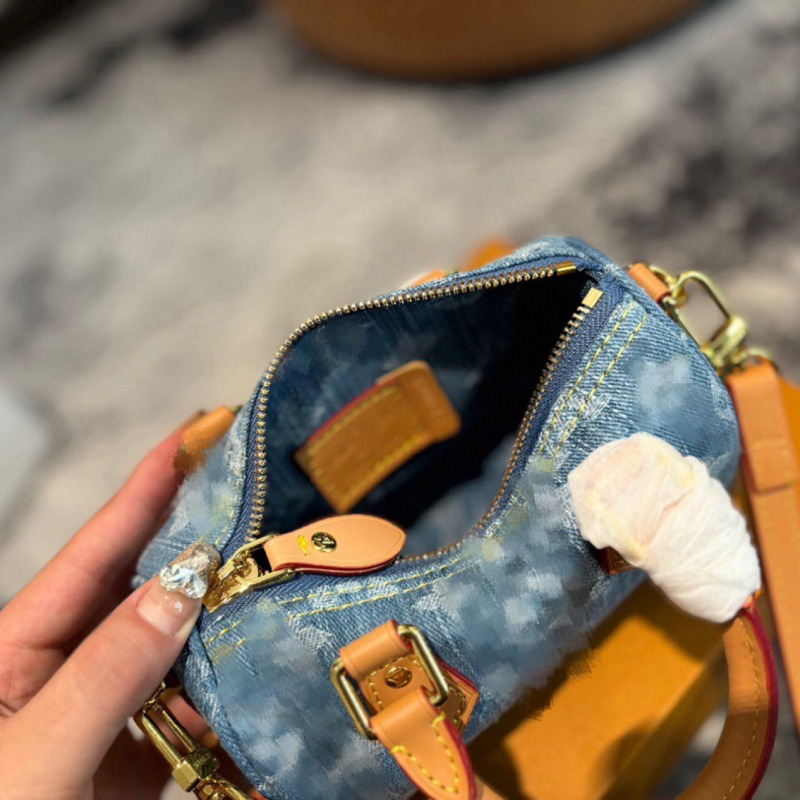 Mini denim torbica Boston, crossbody, oblik jastuka, podstava od platna, džep sa zatvaračem na zip