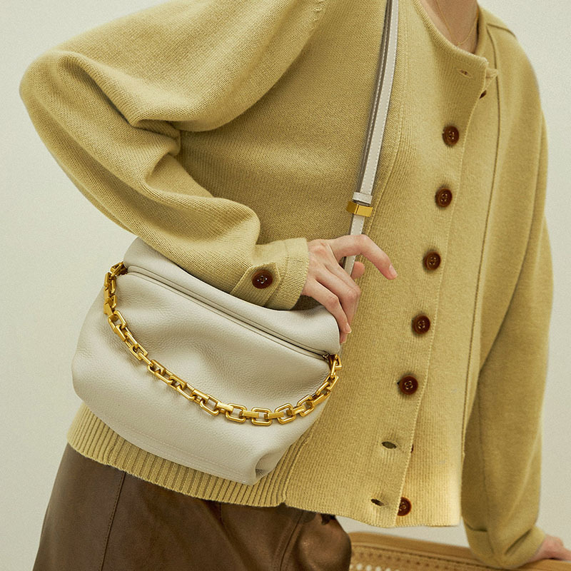 Ženska torba od prave kože s plisiranim oblikom oblaka, lančani remen, za rame ili crossbody, model 2026