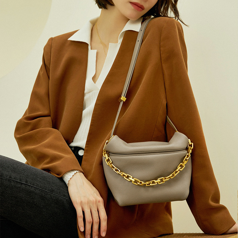 Ženska torba od prave kože s plisiranim oblikom oblaka, lančani remen, za rame ili crossbody, model 2026