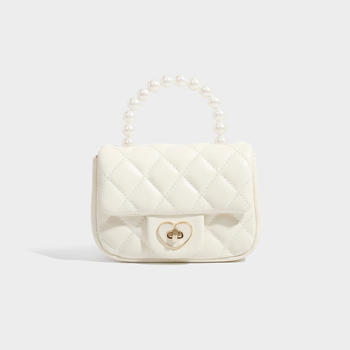 Ženska mini kvadratna torbica s quilted uzorkom i lancem preko ramena, Chanel inspiracija, proljeće 2025, elegantna i moderna