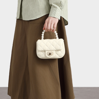 Ženska mini kvadratna torbica s quilted uzorkom i lancem preko ramena, Chanel inspiracija, proljeće 2025, elegantna i moderna