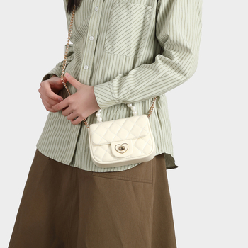 Ženska mini kvadratna torbica s quilted uzorkom i lancem preko ramena, Chanel inspiracija, proljeće 2025, elegantna i moderna