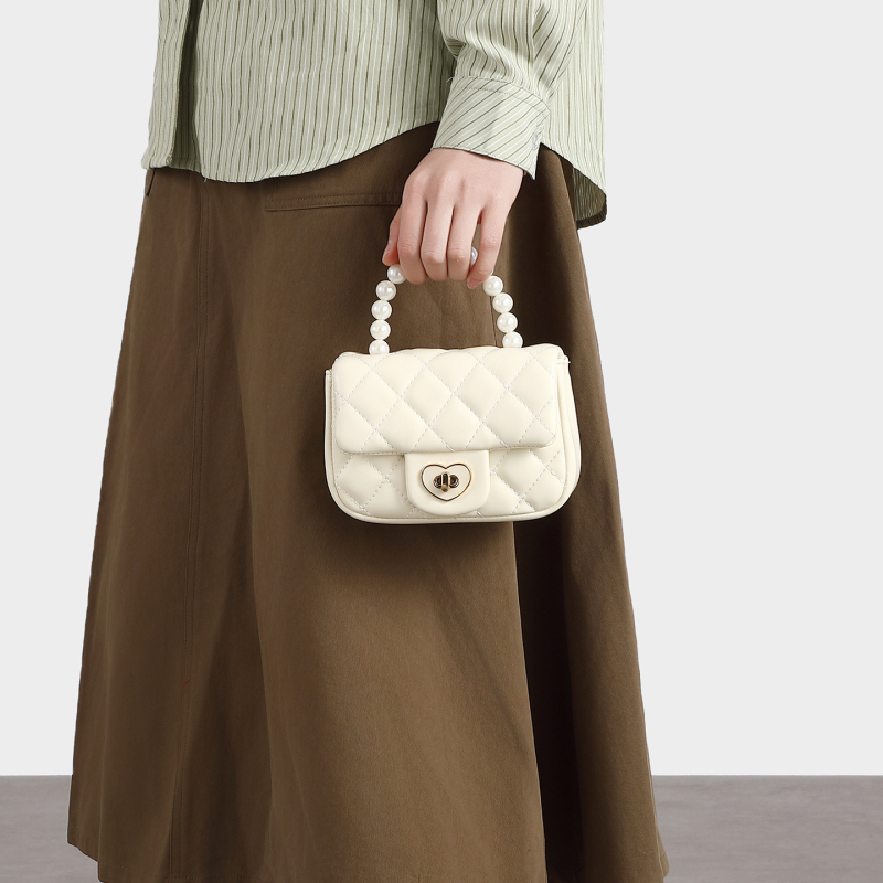 Ženska mini kvadratna torbica s quilted uzorkom i lancem preko ramena, Chanel inspiracija, proljeće 2025, elegantna i moderna